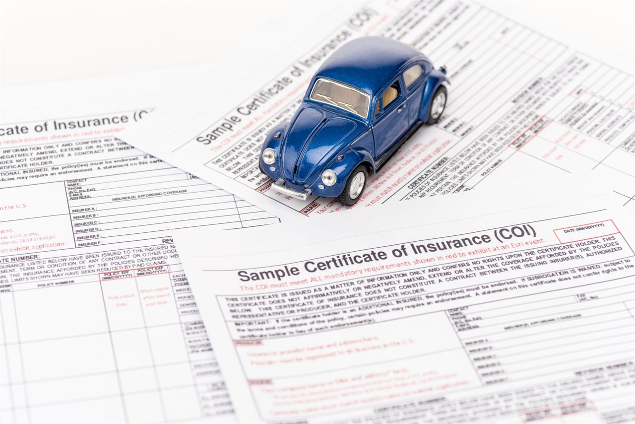 Documents d'assurance auto et petite voiture, illustrant la comparaison des tarifs d'assurance voiture sans permis