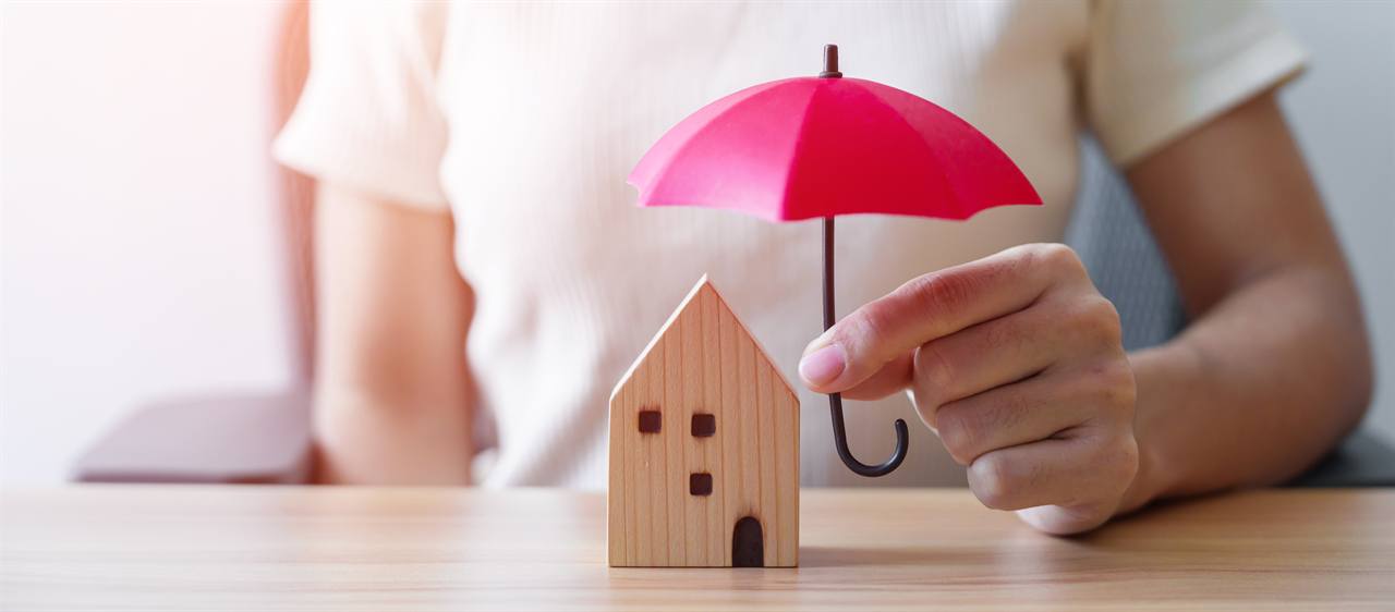 Maison protégée symbolisant l'assurance d'un prêt immobilier