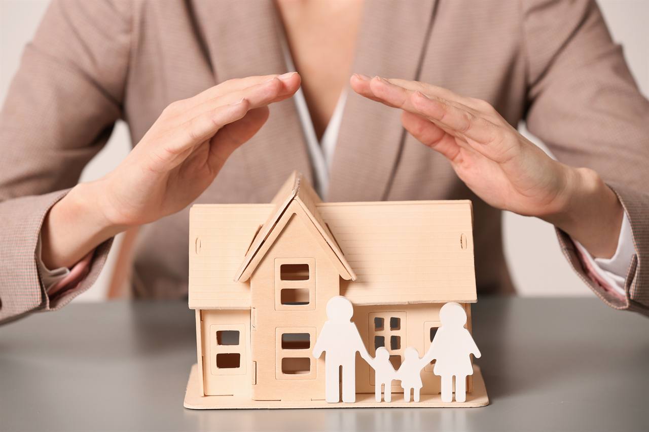 Maison miniature protégée, illustrant le choix de la meilleure assurance habitation