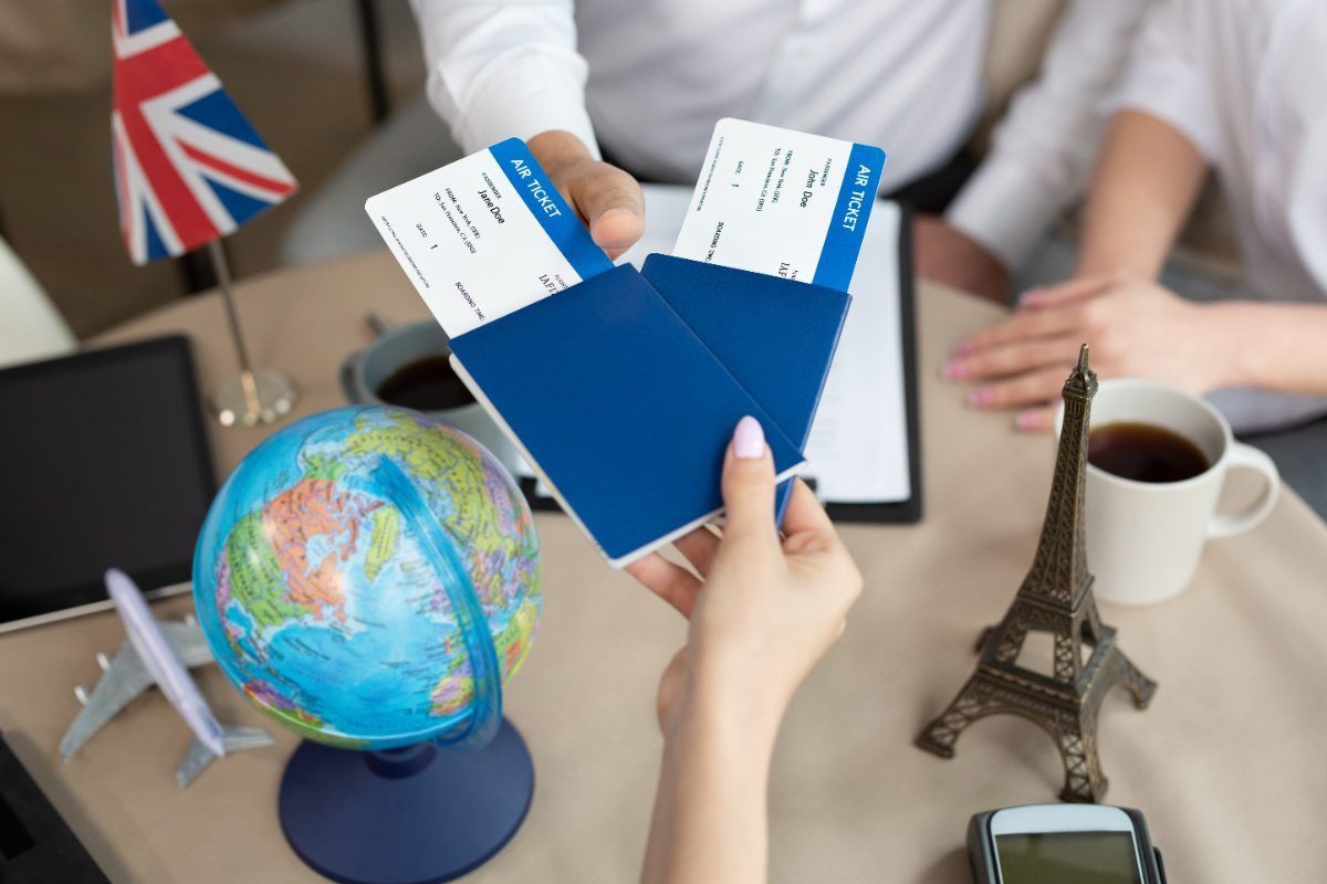 Voyageur préparant un départ à l'étranger, passeport et valise, symbolisant l'assurance voyage