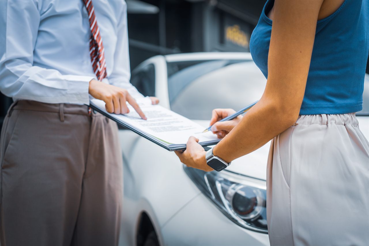 Signature des documents de cession d'une voiture lors de sa vente